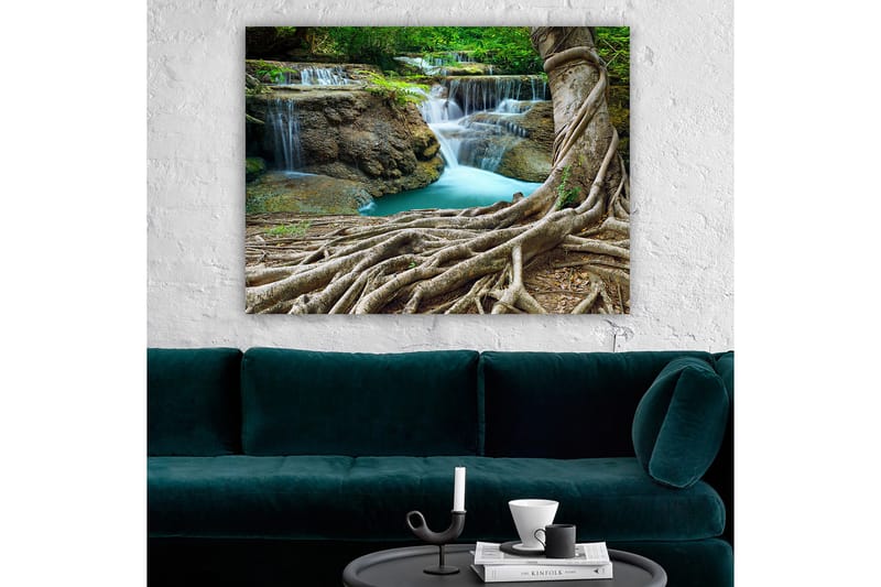 Lærred 70x100 cm - Smukt vandfald omgivet af frodigt grønt og robuste træstammer, Grøn / Blå / Brun