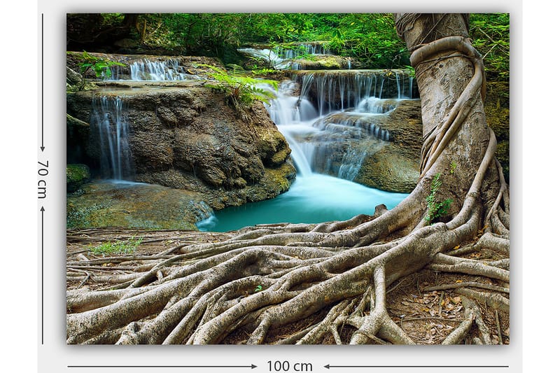 Lærred 70x100 cm - Smukt vandfald omgivet af frodigt grønt og robuste træstammer - Grøn / Blå / Brun - Boligtilbehør - Billeder & kunst - Billeder på lærred