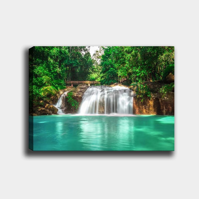 Lærred 70x100 cm - Smukt vandfald omgivet af frodigt grønt, Turkis / Grøn