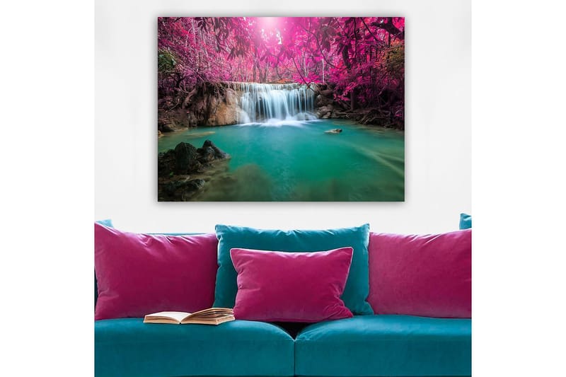 Lærred 70x100 cm - Smukt vandfald omgivet af lilla træer og frodig vegetation - Lilla / Turkis - Boligtilbehør - Billeder & kunst - Billeder på lærred