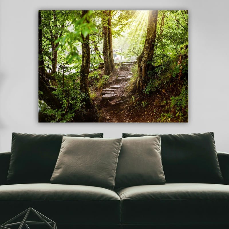 Lærred 70x100 cm - Solbeskinnet sti omgivet af grønne områder i et skovmiljø - Grøn / Brun - Boligtilbehør - Billeder & kunst - Billeder på lærred