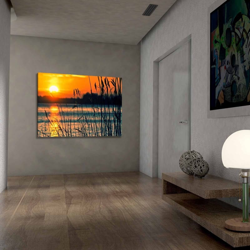 Lærred 70x100 cm - Solnedgang over en rolig vandoverflade med græs der svajer i vinden - Orange / Blå / Sort - Boligtilbehør - Billeder & kunst - Billeder på lærred