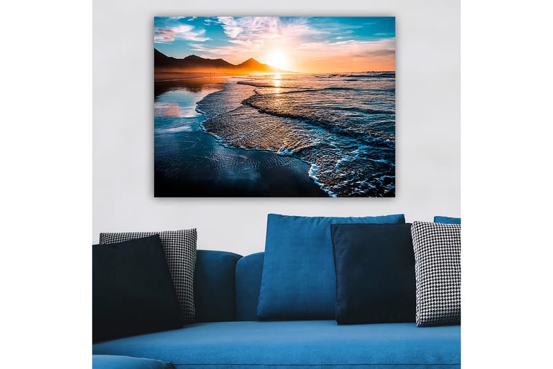 Lærred 70x100 cm - Solnedgang over en strand med blide bølger, der ruller ind mod kysten - Blå / Orange / Turkis - Boligtilbehør - Billeder & kunst - Billeder på lærred