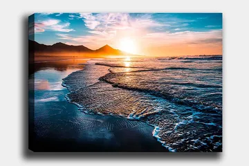 Lærred 70x100 cm - Solnedgang over en strand med blide bølger, der ruller ind mod kysten - Blå / Orange / Turkis - Boligtilbehør - Billeder & kunst - Billeder på lærred