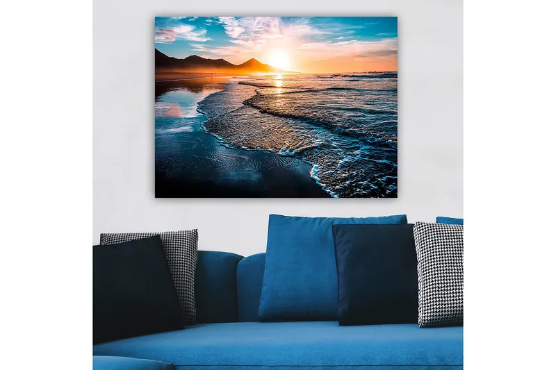 Lærred 70x100 cm - Solnedgang over en strand med blide bølger, der ruller ind mod kysten - Blå / Orange / Turkis - Boligtilbehør - Billeder & kunst - Billeder på lærred