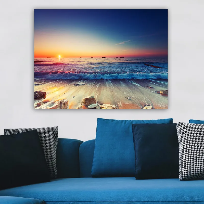 Lærred 70x100 cm - Solnedgang over havet med bløde bølger, der ruller ind mod kysten, Blå / Orange / Lyserød
