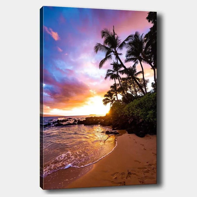 Lærred 70x100 cm - Solnedgang på stranden med palmer indrammet af farverige skyer, Lilla / Orange / Grøn