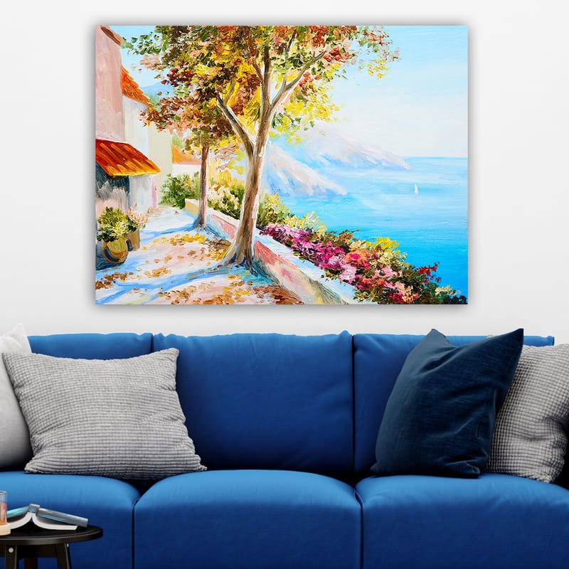 Lærred 70x100 cm - Solrig kystpromenade med farverige træer og blomster, der fører ned til havet - Blå / Grøn / Orange - Boligtilbehør - Billeder & kunst - Billeder på lærred