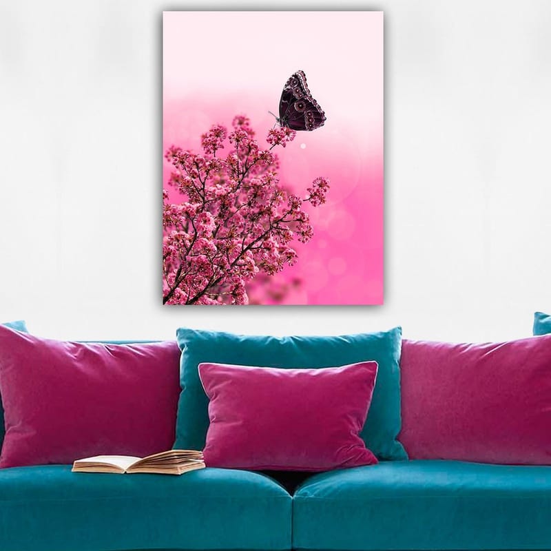 Lærred 70x100 cm - Sommerfugl siddende på en blomstrende gren med lyserøde blomster - Mørk pink / Lys pink / Sort - Boligtilbehør - Billeder & kunst - Billeder på lærred