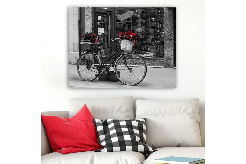 Lærred 70x100 cm - Sort cykel med blomster i kurve på en gade, Rød / Sort / Grå