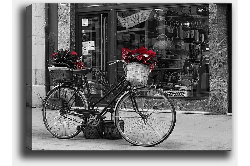 Lærred 70x100 cm - Sort cykel med blomster i kurve på en gade - Rød / Sort / Grå - Boligtilbehør - Billeder & kunst - Billeder på lærred