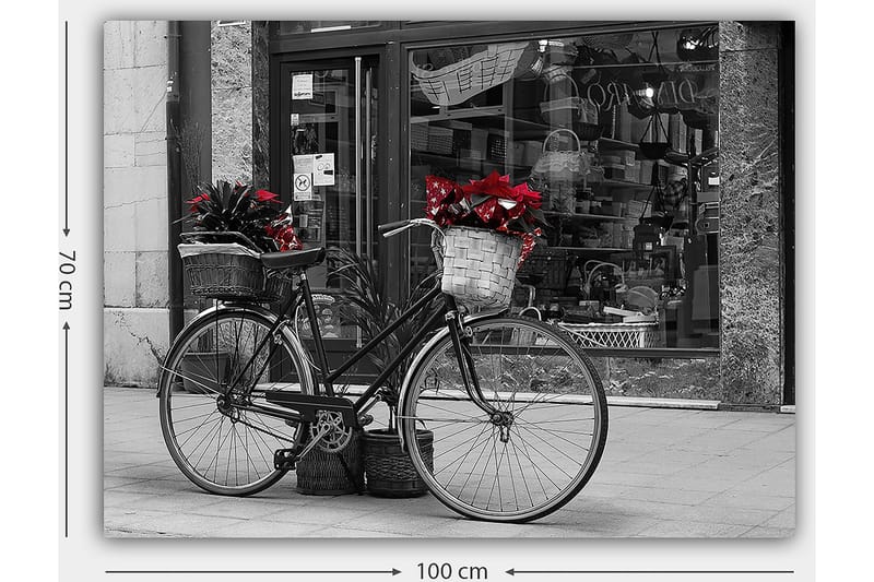 Lærred 70x100 cm - Sort cykel med blomster i kurve på en gade - Rød / Sort / Grå - Boligtilbehør - Billeder & kunst - Billeder på lærred