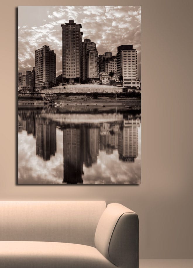 Lærred 70x100 cm - Sort-hvid bysilhuet med høje bygninger spejlet i vandet - Sort / Hvid / Grå - Boligtilbehør - Billeder & kunst - Billeder på lærred