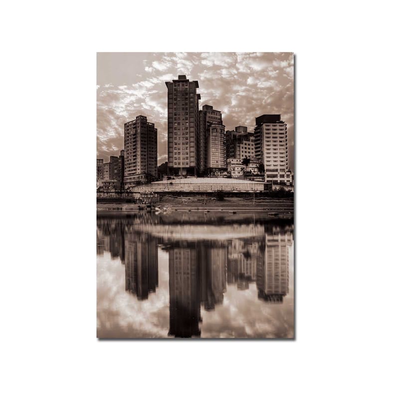 Lærred 70x100 cm - Sort-hvid bysilhuet med høje bygninger spejlet i vandet - Sort / Hvid / Grå - Boligtilbehør - Billeder & kunst - Billeder på lærred