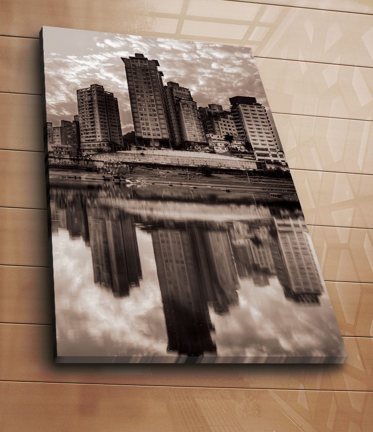Lærred 70x100 cm - Sort-hvid bysilhuet med høje bygninger spejlet i vandet - Sort / Hvid / Grå - Boligtilbehør - Billeder & kunst - Billeder på lærred