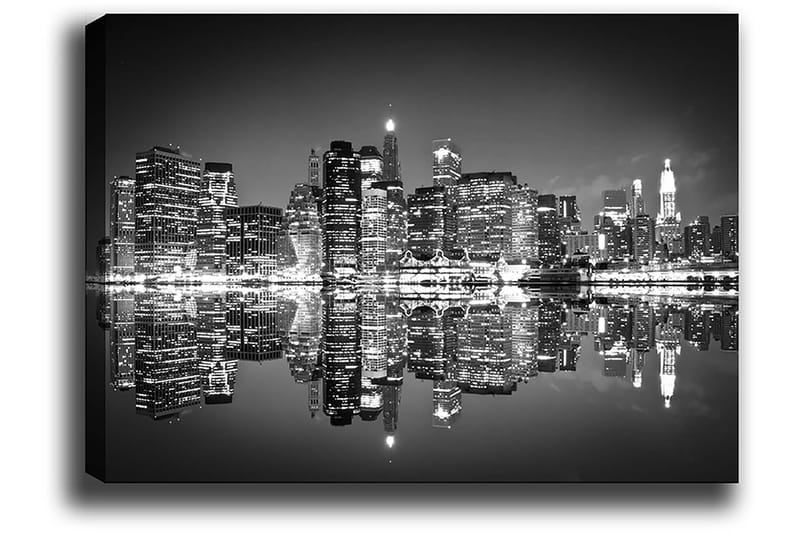 Lærred 70x100 cm - Sort-hvid bysilhuet med refleksioner i vandet - Sort / Hvid / Grå - Boligtilbehør - Billeder & kunst - Billeder på lærred