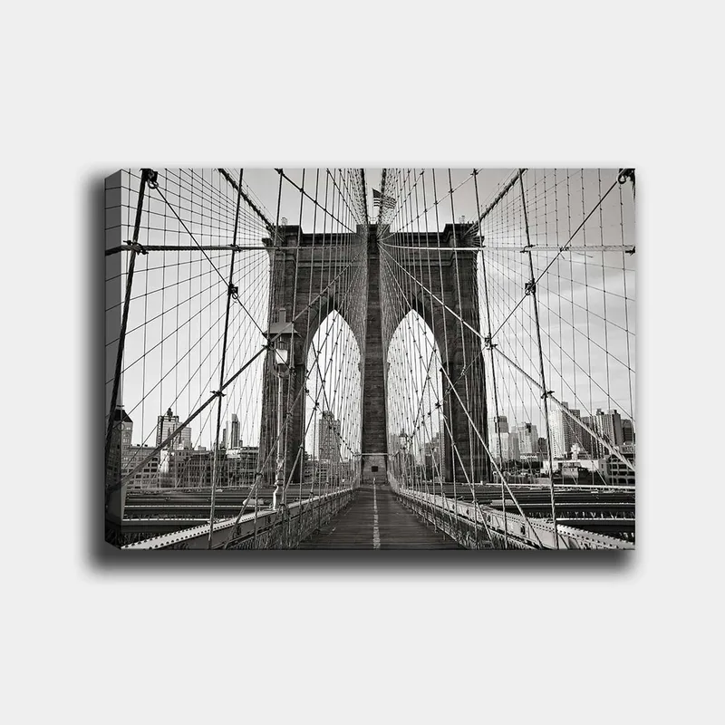 Lærred 70x100 cm - Sort-hvidt billede af Brooklyn Bridge, der viser dens majestætiske buer og kabler, Sort / Hvid / Grå