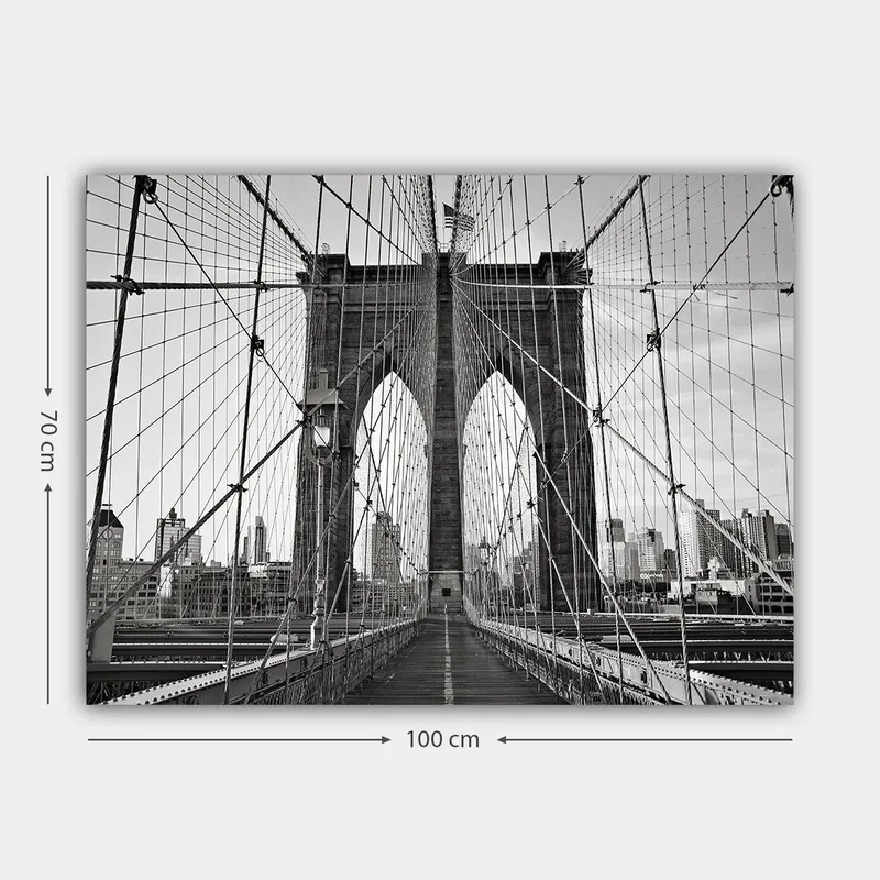 Lærred 70x100 cm - Sort-hvidt billede af Brooklyn Bridge, der viser dens majestætiske buer og kabler - Sort / Hvid / Grå - Boligtilbehør - Billeder & kunst - Billeder på lærred