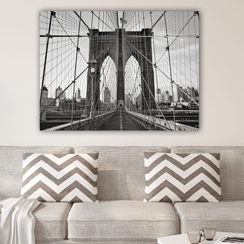 Lærred 70x100 cm - Sort-hvidt billede af Brooklyn Bridge, der viser dens majestætiske buer og kabler - Sort / Hvid / Grå - Boligtilbehør - Billeder & kunst - Billeder på lærred