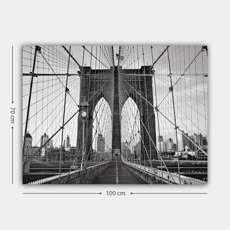 Lærred 70x100 cm - Sort-hvidt billede af Brooklyn Bridge, der viser dens majestætiske buer og kabler - Sort / Hvid / Grå - Boligtilbehør - Billeder & kunst - Billeder på lærred
