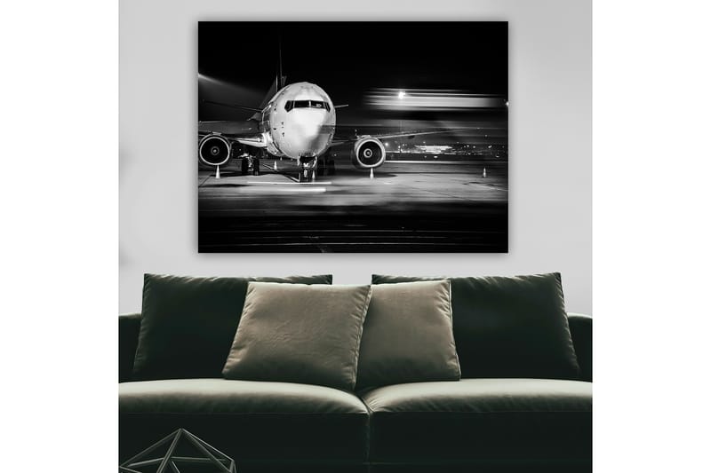 Lærred 70x100 cm - Sort-hvidt billede af et fly i en lufthavn om natten, Sort / Hvid / Grå