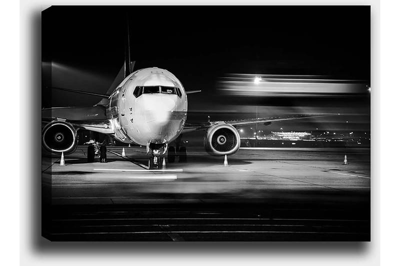 Lærred 70x100 cm - Sort-hvidt billede af et fly i en lufthavn om natten - Sort / Hvid / Grå - Boligtilbehør - Billeder & kunst - Billeder på lærred