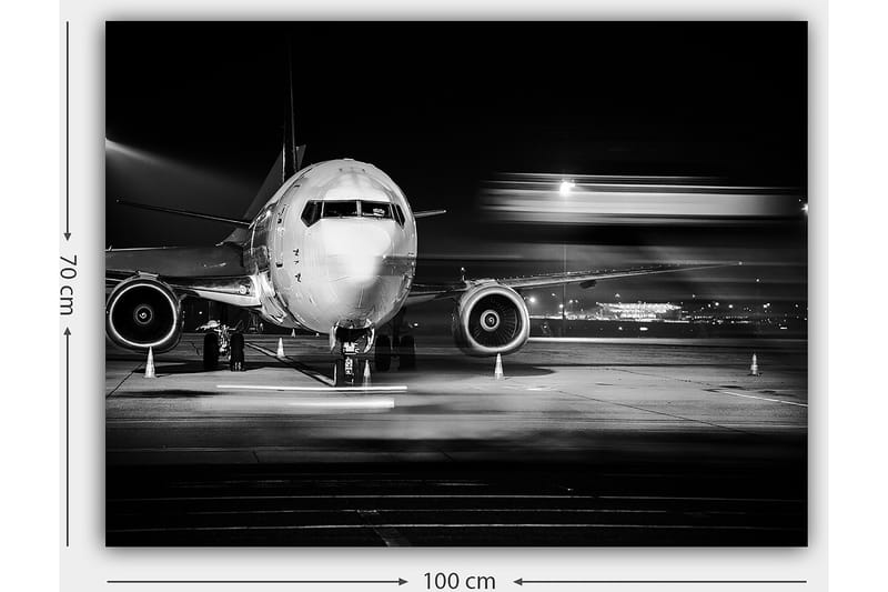 Lærred 70x100 cm - Sort-hvidt billede af et fly i en lufthavn om natten - Sort / Hvid / Grå - Boligtilbehør - Billeder & kunst - Billeder på lærred