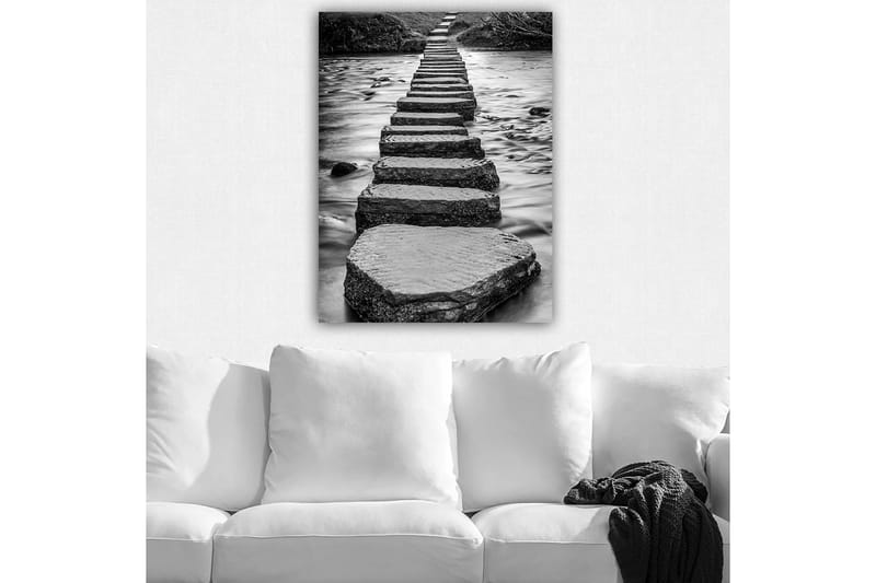 Lærred 70x100 cm - Sort-hvidt billede af sten, der danner en sti hen over vandoverfladen, Sort / Hvid / Grå