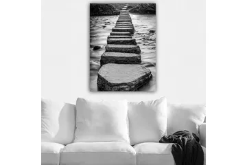 Lærred 70x100 cm - Sort-hvidt billede af sten, der danner en sti hen over vandoverfladen - Sort / Hvid / Grå - Boligtilbehør - Billeder & kunst - Billeder på lærred