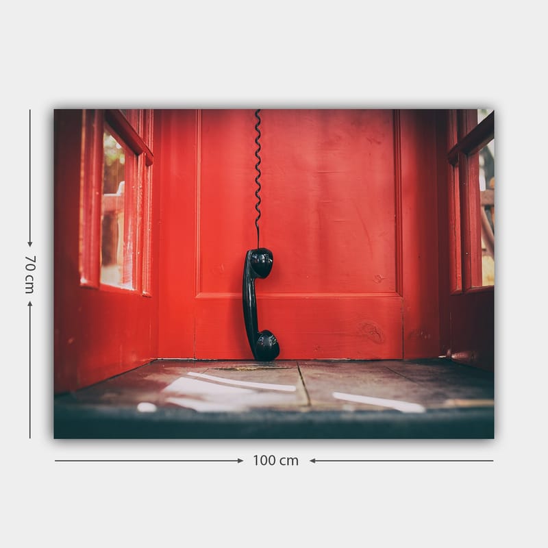 Lærred 70x100 cm - Sort telefon hængende i en rød telefonboks - Rød / Sort - Boligtilbehør - Billeder & kunst - Billeder på lærred