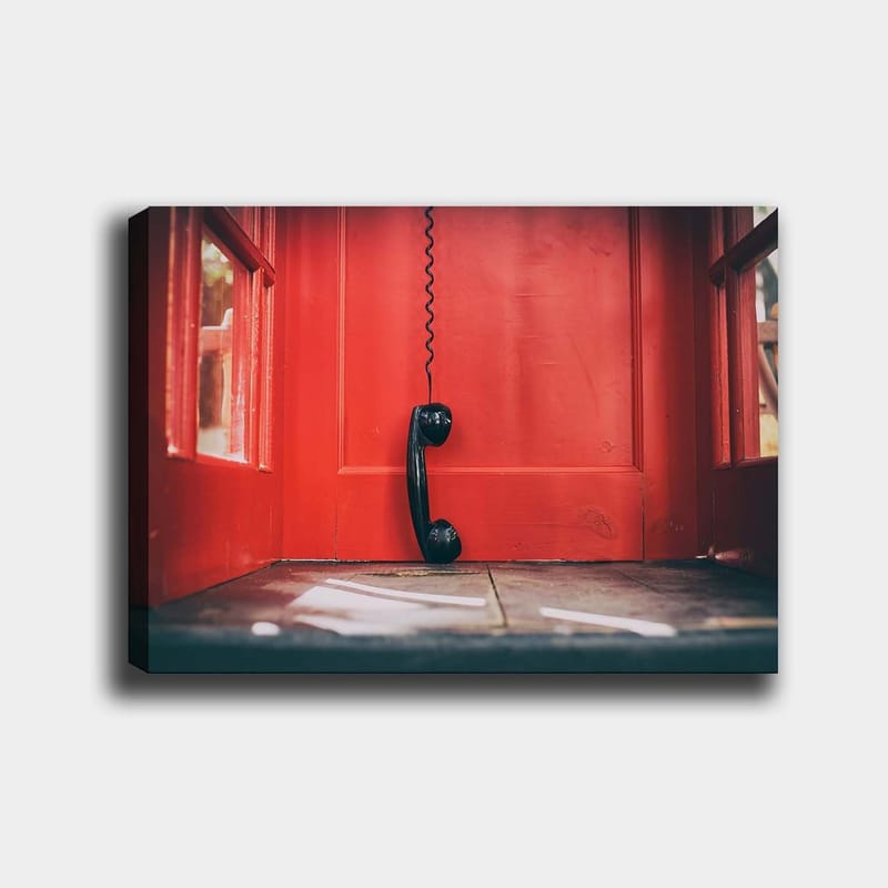 Lærred 70x100 cm - Sort telefon hængende i en rød telefonboks, Rød / Sort