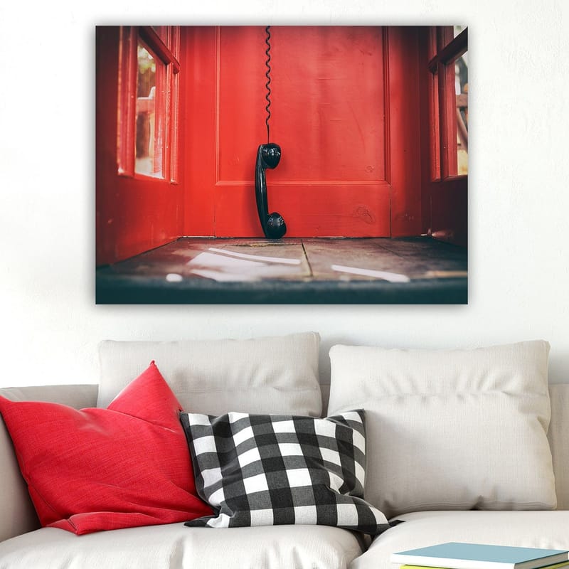 Lærred 70x100 cm - Sort telefon hængende i en rød telefonboks - Rød / Sort - Boligtilbehør - Billeder & kunst - Billeder på lærred