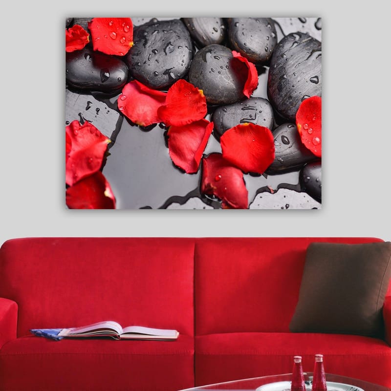 Lærred 70x100 cm - Sorte sten omgivet af røde rosenblade på en spejlblank overflade - Sort / Rød - Boligtilbehør - Billeder & kunst - Billeder på lærred