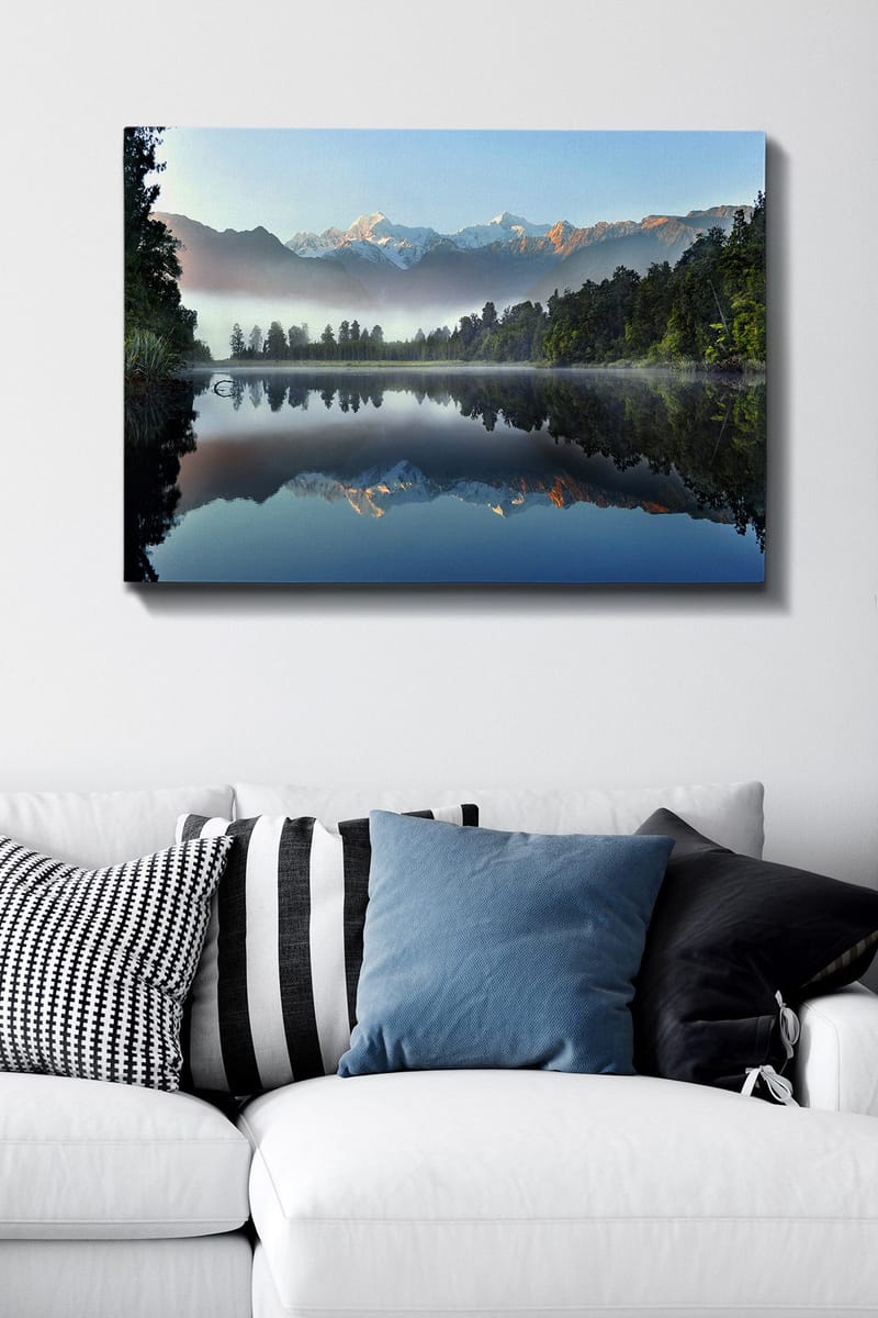 Lærred 70x100 cm - Spejlbillede af majestætiske bjerge spejlet i en rolig sø omgivet af frodig skov - Blå / Grøn / Hvid - Boligtilbehør - Billeder & kunst - Billeder på lærred