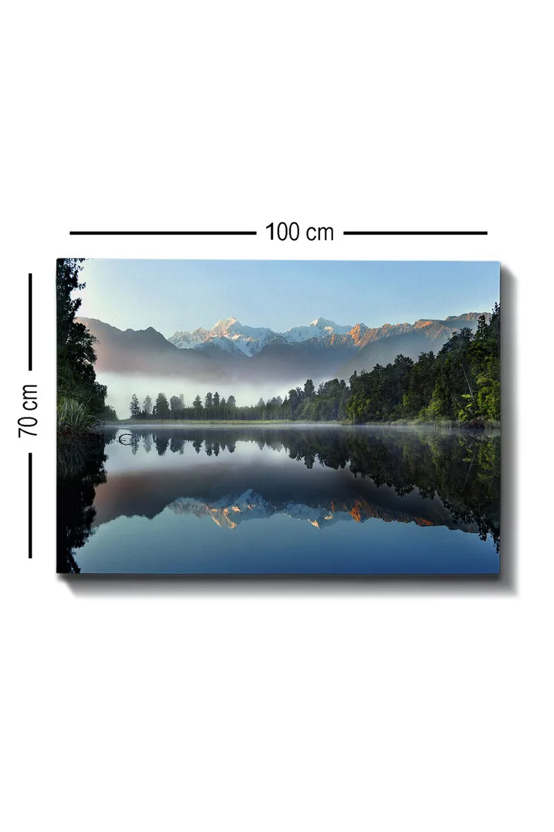 Lærred 70x100 cm - Spejlbillede af majestætiske bjerge spejlet i en rolig sø omgivet af frodig skov - Blå / Grøn / Hvid - Boligtilbehør - Billeder & kunst - Billeder på lærred