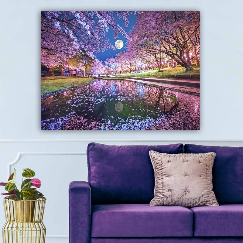 Lærred 70x100 cm - Stemningsfuldt motiv med blomstrende kirsebærtræer og en fuldmåne spejlet i en rolig sø - Lyserød / Blå / Grøn - Boligtilbehør - Billeder & kunst - Billeder på lærred