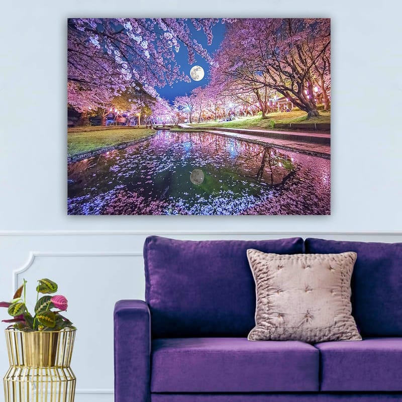 Lærred 70x100 cm - Stemningsfuldt motiv med blomstrende kirsebærtræer og en fuldmåne spejlet i en rolig sø - Lyserød / Blå / Grøn - Boligtilbehør - Billeder & kunst - Billeder på lærred