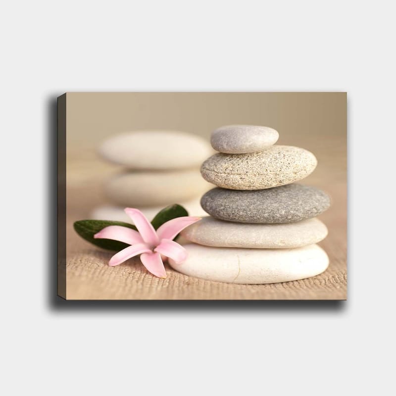 Lærred 70x100 cm - Stenpyramide med en lyserød blomst, der symboliserer balance og harmoni, Grå / Beige / Lyserød