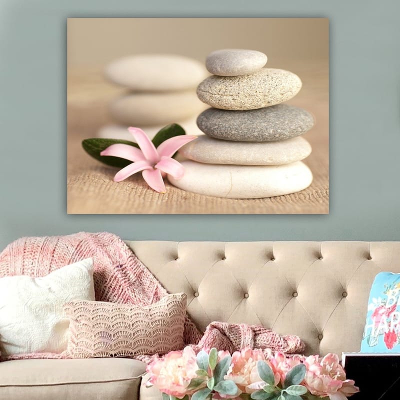 Lærred 70x100 cm - Stenpyramide med en lyserød blomst, der symboliserer balance og harmoni - Grå / Beige / Lyserød - Boligtilbehør - Billeder & kunst - Billeder på lærred