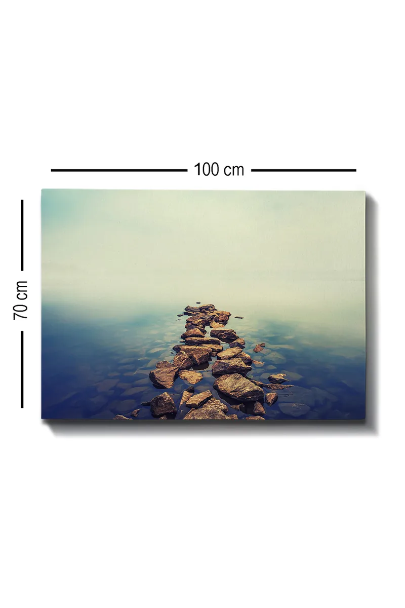 Lærred 70x100 cm - Stensti strækker sig over en stille vandoverflade - Grå / Blå / Beige - Boligtilbehør - Billeder & kunst - Billeder på lærred