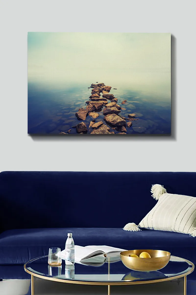 Lærred 70x100 cm - Stensti strækker sig over en stille vandoverflade - Grå / Blå / Beige - Boligtilbehør - Billeder & kunst - Billeder på lærred