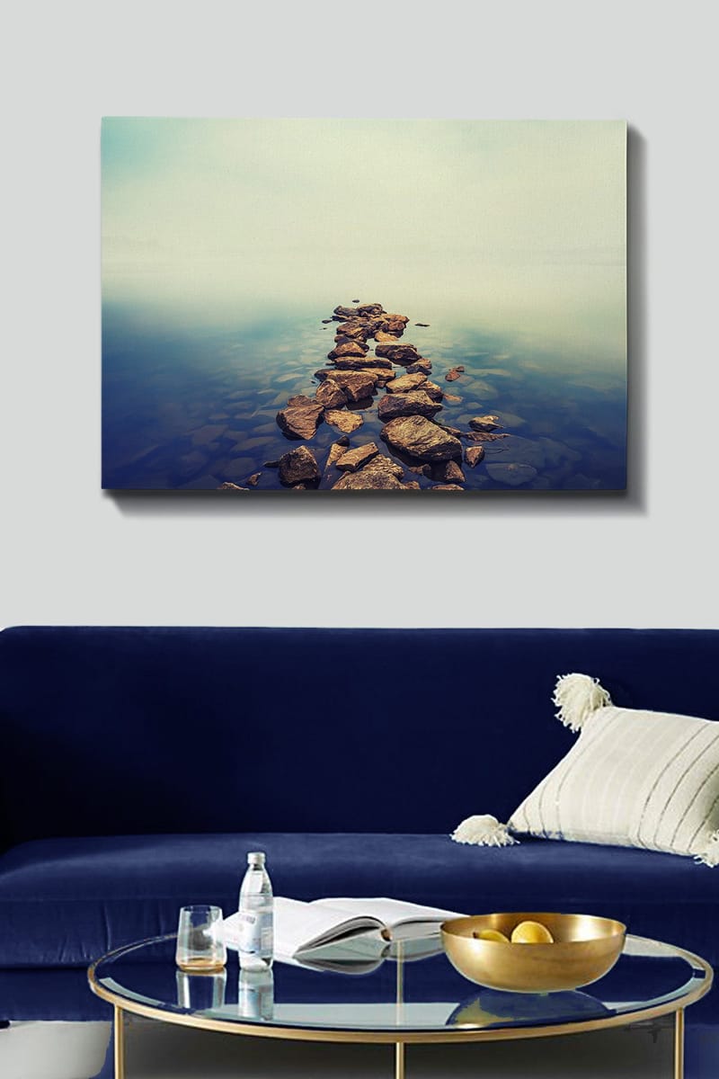 Lærred 70x100 cm - Stensti strækker sig over en stille vandoverflade - Grå / Blå / Beige - Boligtilbehør - Billeder & kunst - Billeder på lærred
