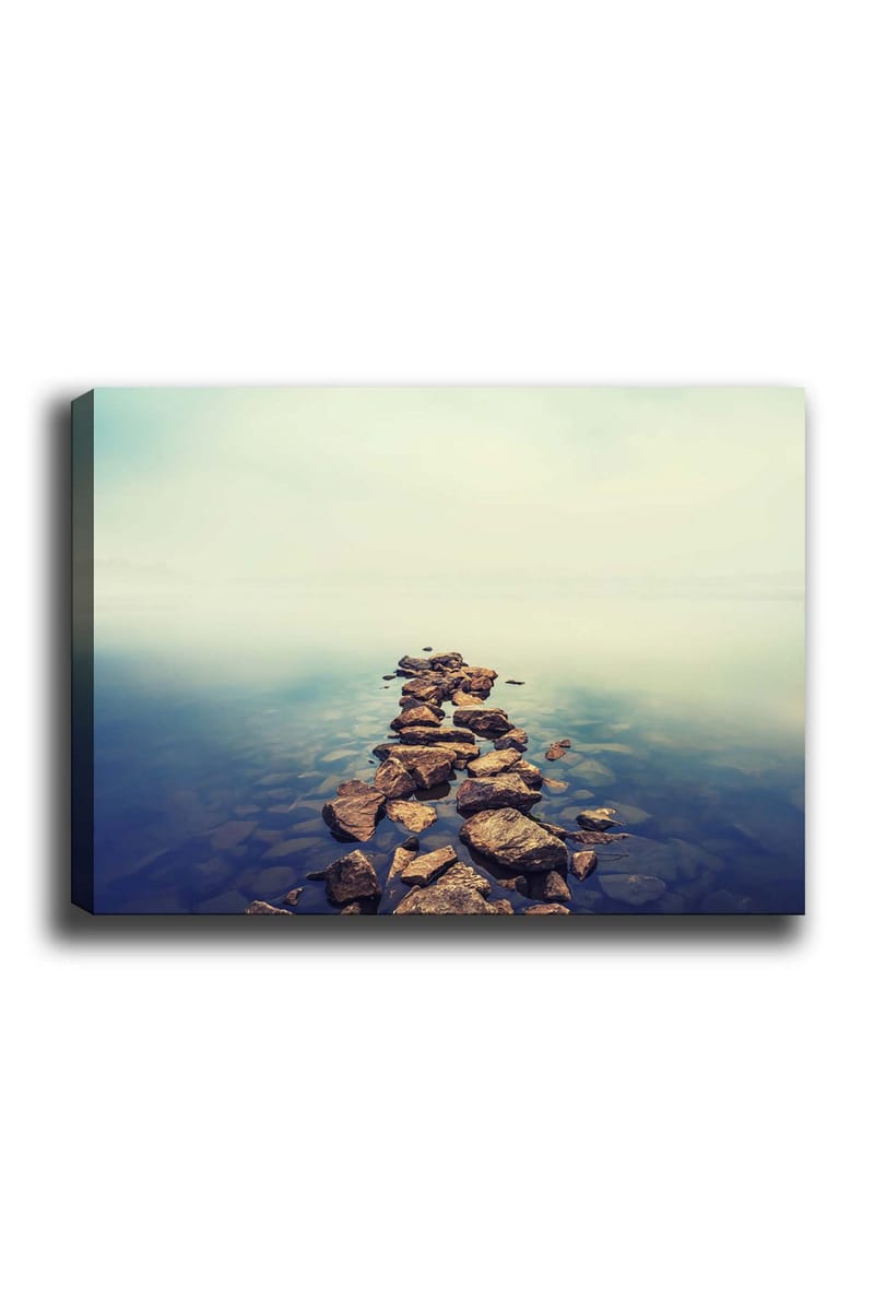 Lærred 70x100 cm - Stensti strækker sig over en stille vandoverflade, Grå / Blå / Beige
