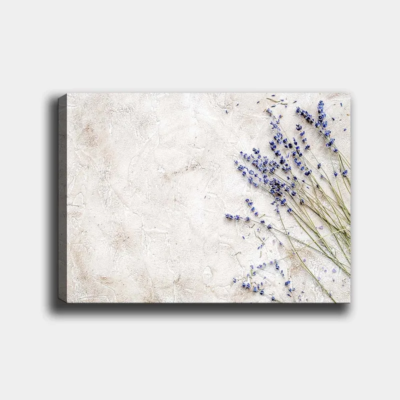 Lærred 70x100 cm - Stilfuld komposition af lavendelblomster på en lys, struktureret baggrund, Lys lilla / Beige