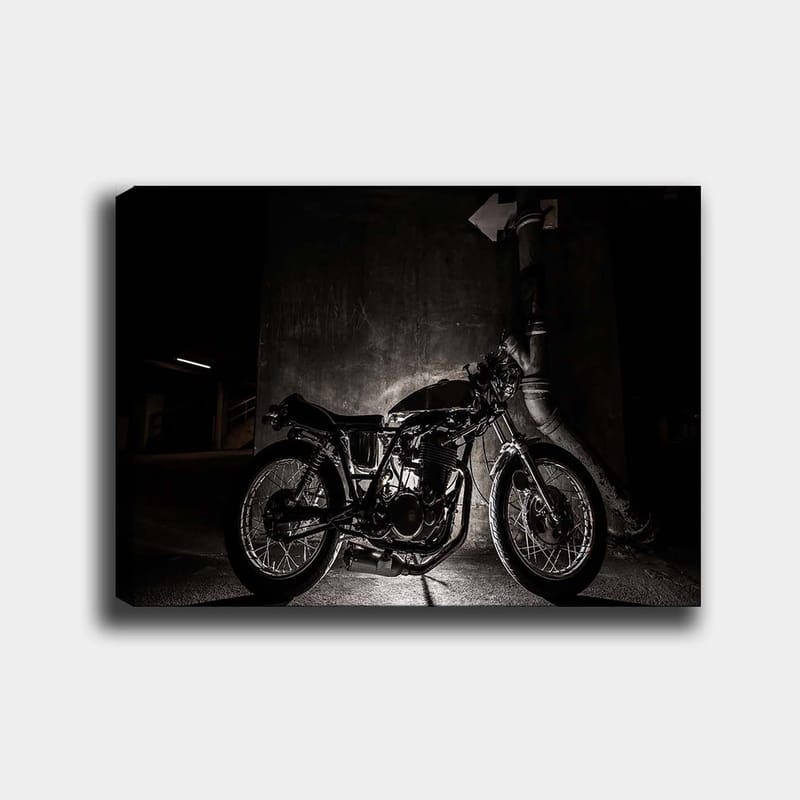 Lærred 70x100 cm - Stilfuld motorcykel i et bymiljø med fokus på detaljer og skygger, Sort / Grå