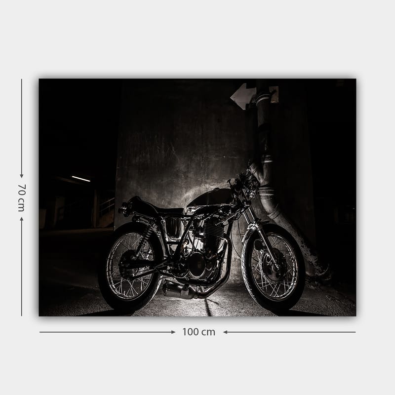 Lærred 70x100 cm - Stilfuld motorcykel i et bymiljø med fokus på detaljer og skygger - Sort / Grå - Boligtilbehør - Billeder & kunst - Billeder på lærred