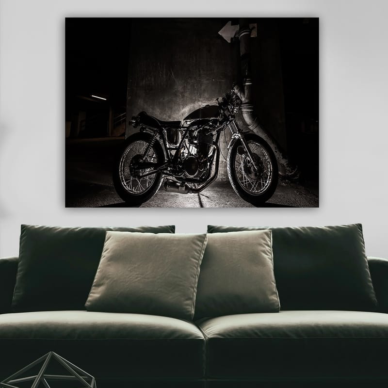Lærred 70x100 cm - Stilfuld motorcykel i et bymiljø med fokus på detaljer og skygger - Sort / Grå - Boligtilbehør - Billeder & kunst - Billeder på lærred