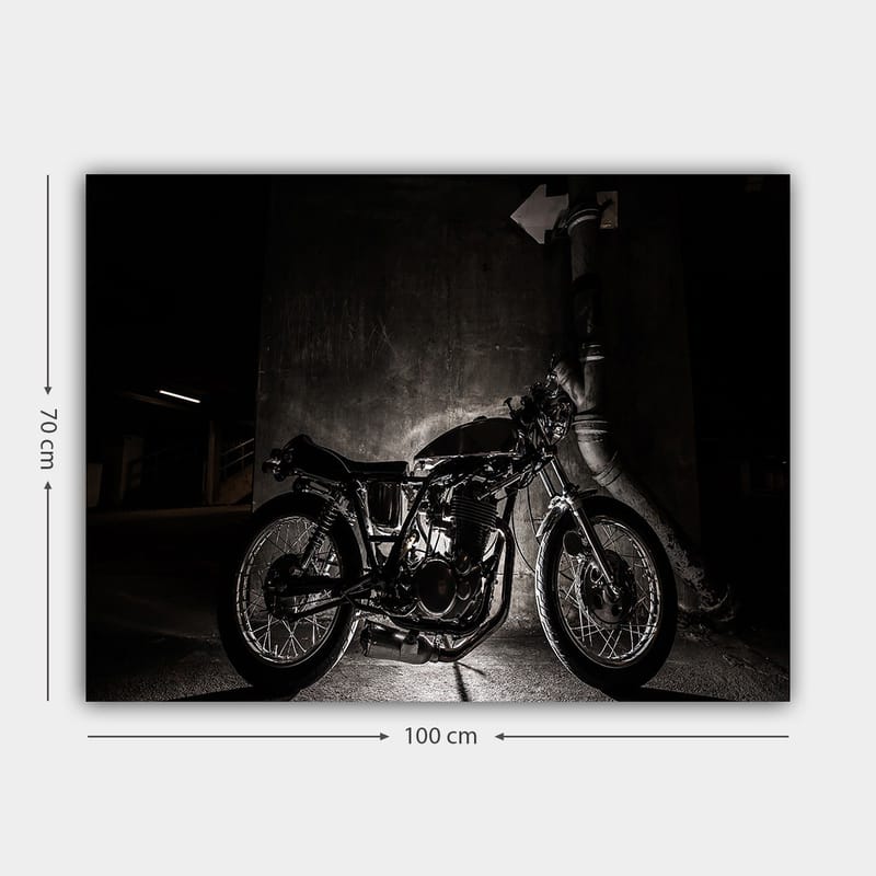 Lærred 70x100 cm - Stilfuld motorcykel i et bymiljø med fokus på detaljer og skygger - Sort / Grå - Boligtilbehør - Billeder & kunst - Billeder på lærred