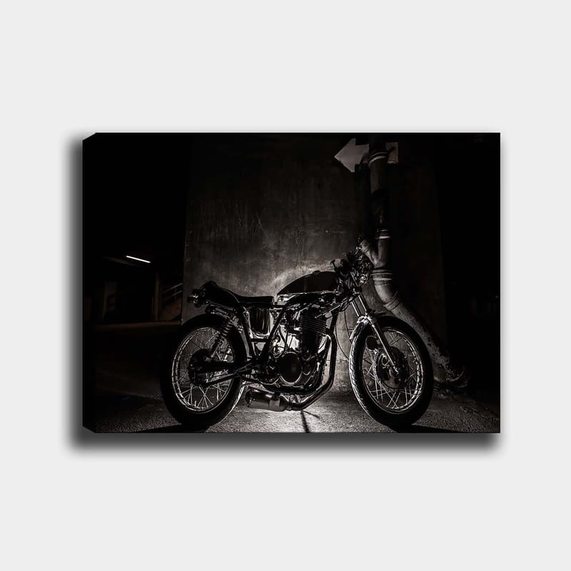 Lærred 70x100 cm - Stilfuld motorcykel i et bymiljø med fokus på detaljer og skygger, Sort / Grå