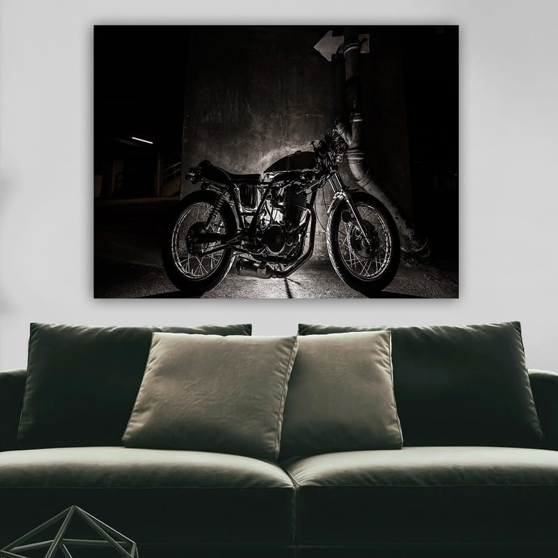 Lærred 70x100 cm - Stilfuld motorcykel i et bymiljø med fokus på detaljer og skygger - Sort / Grå - Boligtilbehør - Billeder & kunst - Billeder på lærred